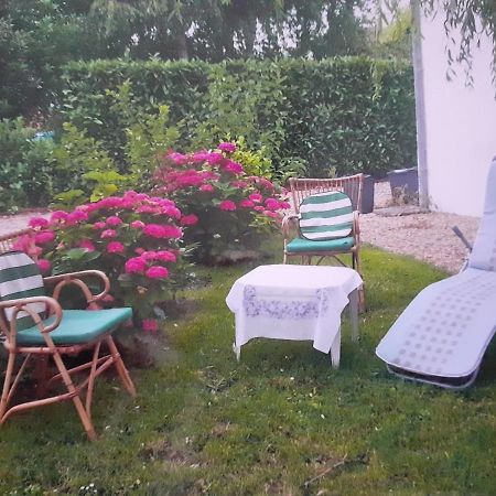 Hotel Peti Kaz Saint-Seurin-sur-l'Isle Esterno foto